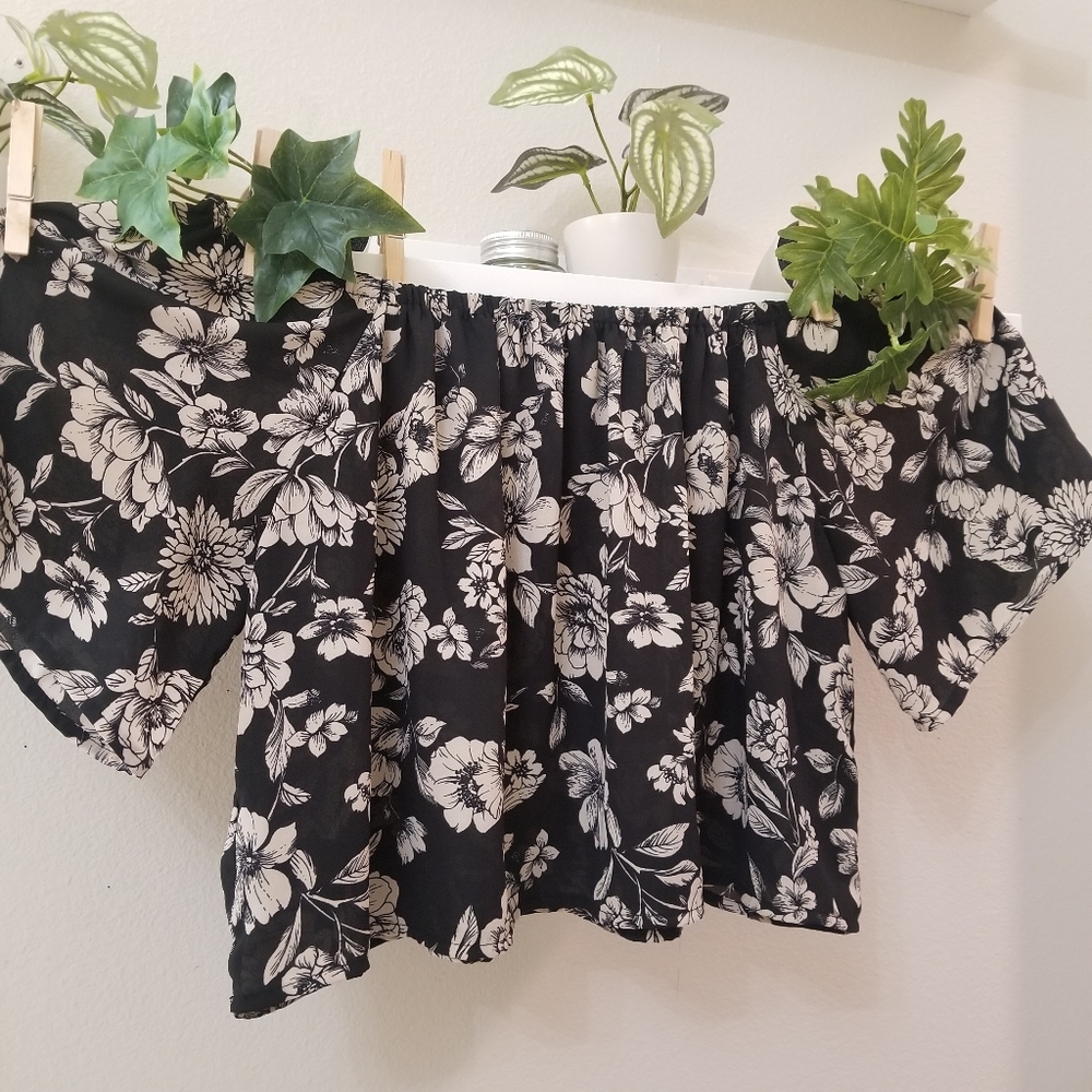 SALE❗️4 for $20 Beautiful Floral off-shoulder crop top - Picture 6 of 9